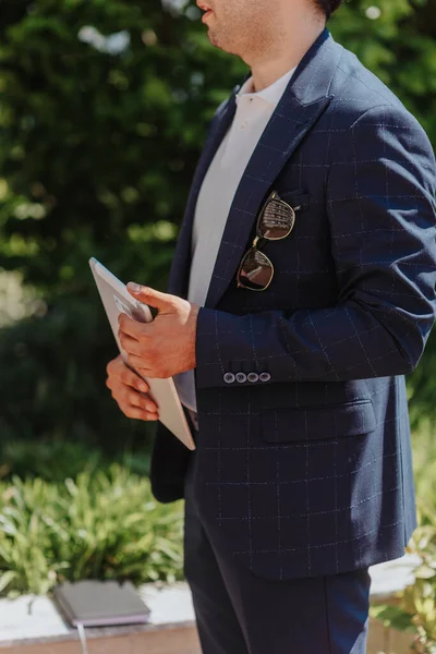 Takım Elbiseli Bir Adamı Elinde Tablet Tutuyor Tartışıyor Kesilmiş Fotoğraf — Stok fotoğraf