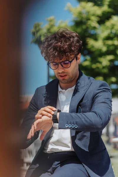 Geschäftsmann Überprüft Uhrzeit Armbanduhr — Stockfoto