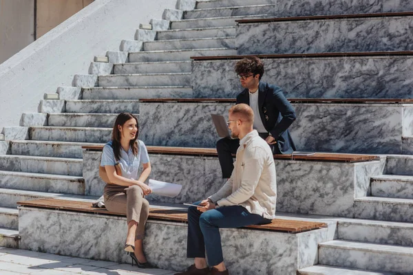Glückliche Geschäftsleute Sitzen Auf Treppen Städtischen Stadtgebiet Und Unterhalten Sich — Stockfoto