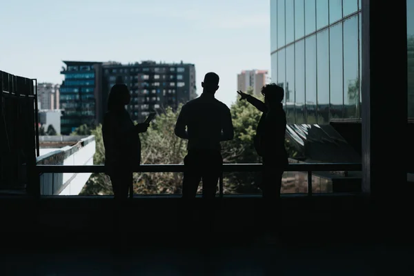Silhouette Von Drei Geschäftsinvestoren Diskutiert Neues Projekt Bei Einem Treffen — Stockfoto