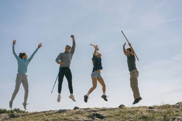 Junge Wanderer Feiern Erfolgreiches Erreichen Der Bergspitze — Stockfoto