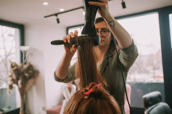 Zbliżenie Blondynka Fryzjer Cios Suszenie Jej Klienci Rude Włosy Fryzjer — Zdjęcie stockowe