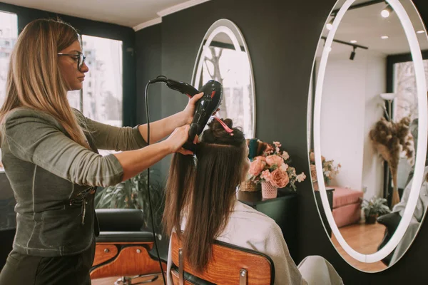 Combing Hair Ironing Client Hair Hair Salon — Stock Photo, Image