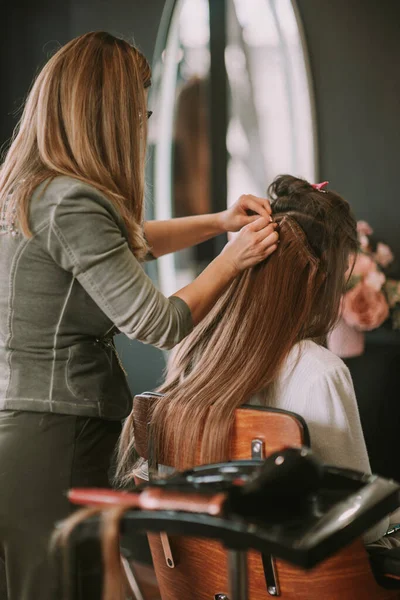 Blondynka Stylista Przygotowuje Się Fryzjera Salonie Fryzjerskim — Zdjęcie stockowe