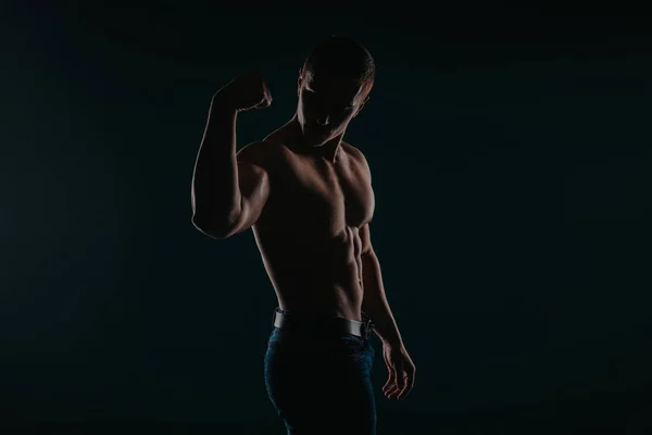 Homem Bem Construído Charmoso Frente Fundo Escuro Flexionando Seu Bíceps — Fotografia de Stock