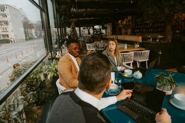 Tres Empresarios Hablando Planes Negocios Mientras Están Sentados Cafetería —  Fotos de Stock
