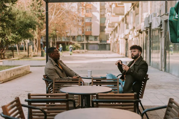 Beau Noir Homme Écoutant Son Collègue Blanc Expliquer Quelque Chose — Photo