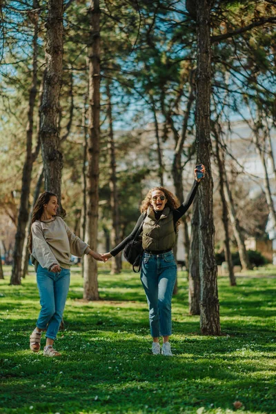 Chicas Sosteniendo Sus Manos Mientras Cuelgan Parque Chica Morena Mirando — Foto de Stock
