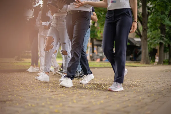 Genç Üniversite Öğrencileri Ellerinde Defterler Kitaplarla Birlikte Okula Doğru Yürüyorlar — Stok fotoğraf