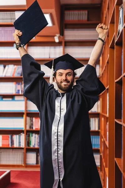 Genç Mutlu Mezun Onun Diplomasını Almasını Heyecanla Kutluyor — Stok fotoğraf