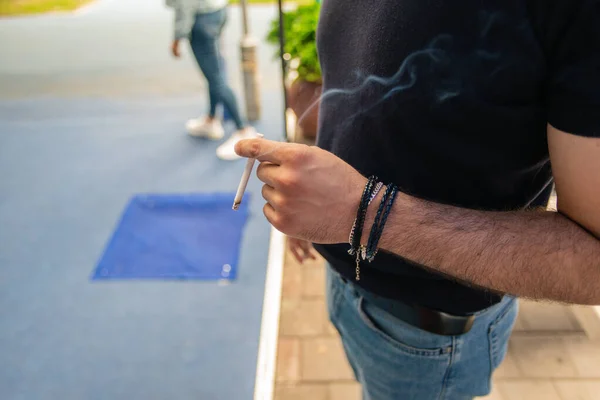 Close Van Een Man Met Een Brandende Sigaret Zijn Hand — Stockfoto