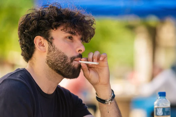 Крупный План Портрета Молодого Красивого Мужчины Курящего Сигарету Улице — стоковое фото