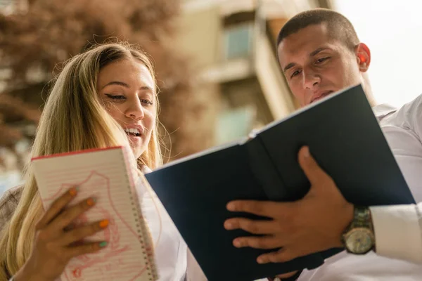 Dos Jóvenes Estudiantes Parados Afuera Con Cuadernos Sus Manos Hablando —  Fotos de Stock