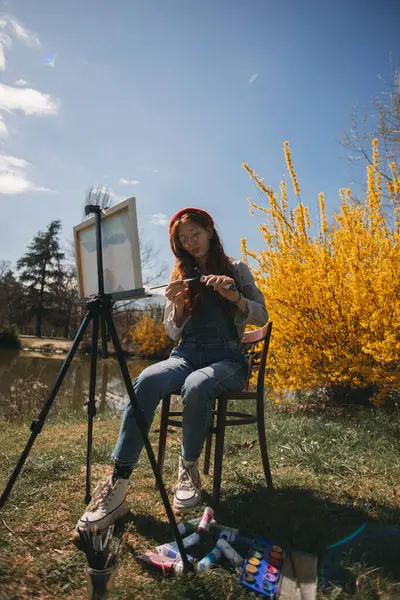 Červenovlasá Umělkyně Sedící Stojanu Malující Barevnou Krajinu Parku Jezera — Stock fotografie