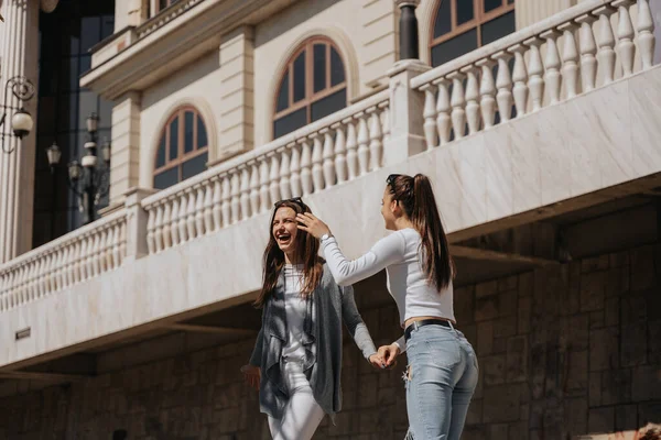 Dvě Krásné Brunetky Dívky Smějí Když Stojí Před Budovami — Stock fotografie