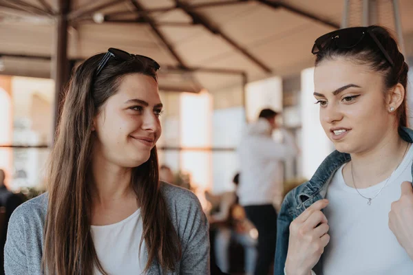 Közelkép Két Gyönyörű Barna Lány Beszél Miközben Kávézóban — Stock Fotó