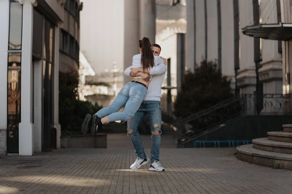 Δυνατός Άντρας Σηκώνει Και Αγκαλιάζει Την Κοπέλα Του Ενώ Στέκεται — Φωτογραφία Αρχείου
