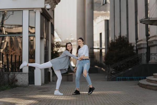 Dwie Młode Kobiety Tańczą Ulicy — Zdjęcie stockowe