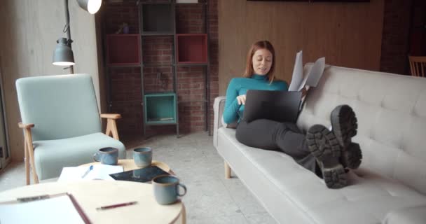 Jonge Vrouwelijke Manager Rusten Bank Wachten Haar Collega Aan Komen — Stockvideo