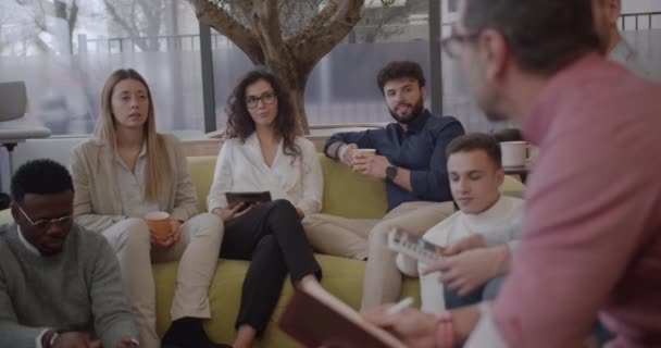 Large Group Diverse People Having Brainstorming Meeting Lounge Area Trucking — Stock Video