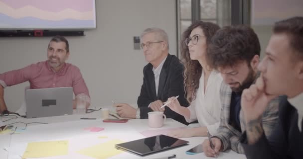 Grupa Przedsiębiorców Spotykająca Się Biurze Prezentacji Omawiająca Pomysły Nowe Propozycje — Wideo stockowe