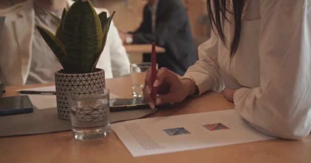 Plan Rapproché Gens Affaires Discutant Des Détails Projet Dans Café — Video