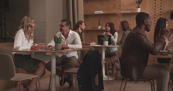 Diversos Empresarios Grupo Trabajo Mientras Disfruta Cafetería Bar Salón Oficina — Vídeo de stock