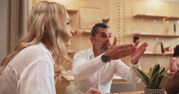 Ledande Chef Förklarar Affärsförslag Till Sin Kollega Kontor Viloplats Café — Stockvideo