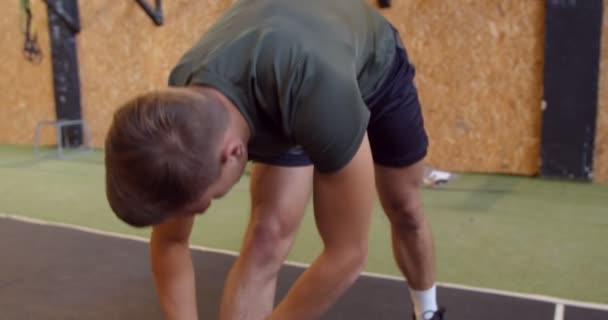 Schöner Und Fitter Kerl Dehnt Seine Beine Und Rücken Vor — Stockvideo