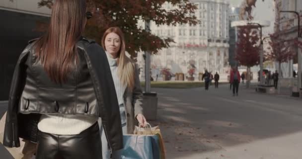 Mädchentreff Der Stadt Nach Einem Einkaufsbummel Sonniger Herbsttag — Stockvideo