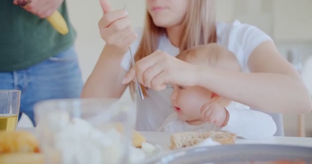 Gros Plan Mignon Bébé Fille Manger Pain Tout Étant Assis — Video