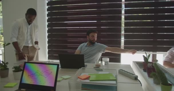 若い男性の同僚は 上級マネージャーにペンを渡し それを楽しませることを躊躇しています 現代のオフィス生活 夏時間 — ストック動画