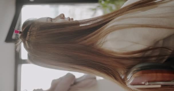 Het Toevoegen Van Hair Extensions Dezelfde Kleur Als Origineel Haar — Stockvideo