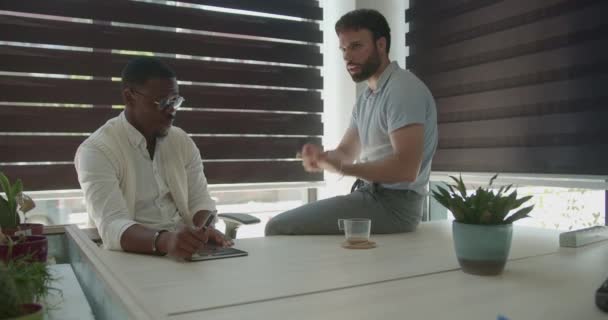 Siyahi Kafkasyalı Meslektaşlar Sıcak Bir Yaz Gününde Ofiste Görüşlerini Tartışıyorlar — Stok video