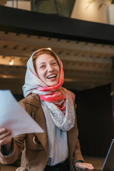 Fröhliche Muslimische Unternehmerin Hidschab Hält Dokument Der Hand Und Lächelt — Stockfoto