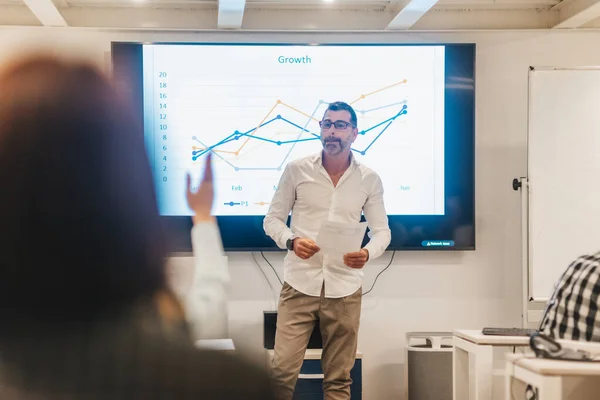 Snygg Tals Business Coach Svarar Medarbetarnas Frågor Efter Presentation Klassrummet — Stockfoto