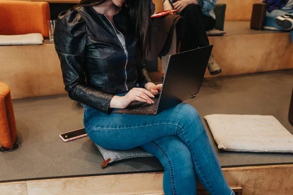 Cropped Photo Businesswoman Working Lap Top — Stock Photo, Image