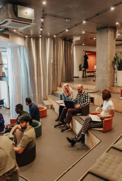 Bedrijfsmedewerkers Discussiëren Werk Tijdens Brainstormen Moderne Werkruimte — Stockfoto