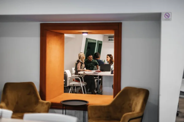 Bir Grup Şirket Işadamının Dizüstü Bilgisayarları Üzerinde Çalışırken Ofiste Beyin — Stok fotoğraf