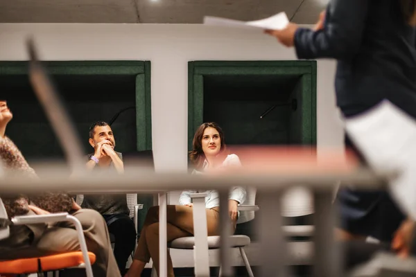 Arkadaşı Konferans Odasında Oturup Sunumu Izlediler Dinlediler — Stok fotoğraf