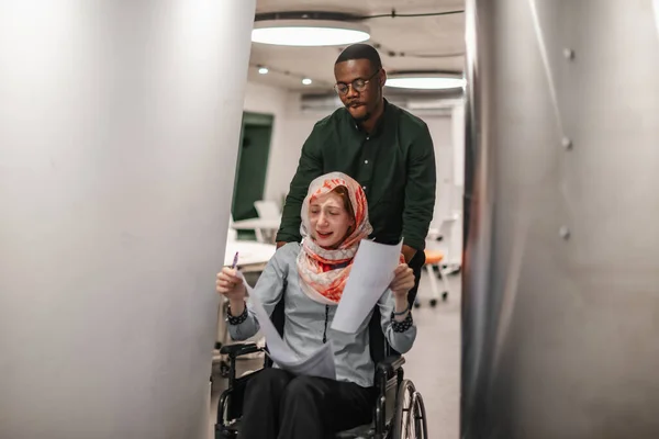 Wściekła Rozczarowana Kobieta Wózku Inwalidzkim Czyta Dokumenty Rozmawia Będąc Popychana — Zdjęcie stockowe