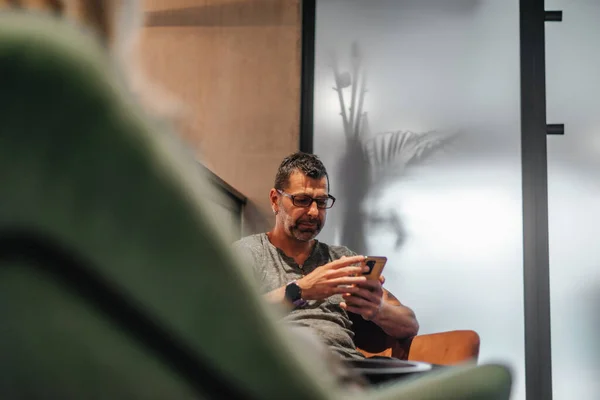 Jóképű Férfi Cég Vezetője Ellenőrzi Telefont Miközben Szünetet Tart Irodában Jogdíjmentes Stock Képek