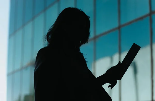 Geschäftsfrau Mit Tablet Vor Gläsernem Business Center Silhouette — Stockfoto