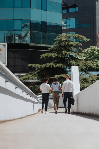 Yolda Yürüyen Genç Adamı Birbirleriyle Konuşarak Geriye Döndüler — Stok fotoğraf