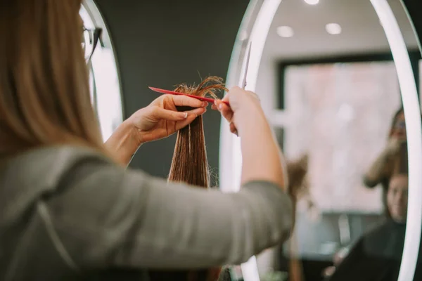 Zbliżenie Blondynka Fryzjer Szczotkowanie Jej Klienci Włosy Różowy Grzebień Cięcia — Zdjęcie stockowe