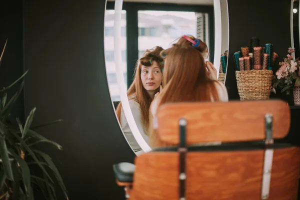 Girl Looking Mirror Hair Salon — Stock Photo, Image