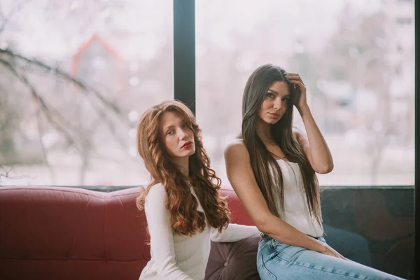 Twee Mooie Brunette Gember Modellen Met Hun Lange Haar Poseren — Stockfoto