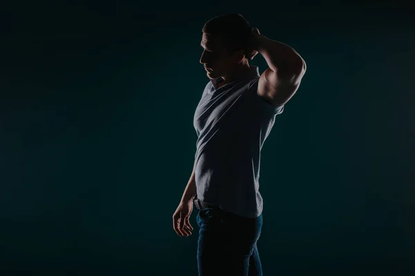 Homem Musculoso Atraente Quarto Escuro Flexionando Seu Bíceps — Fotografia de Stock