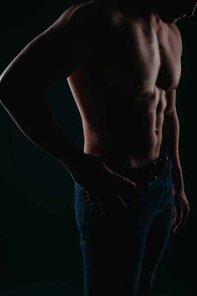 Homem Musculoso Atraente Quarto Escuro Posando — Fotografia de Stock
