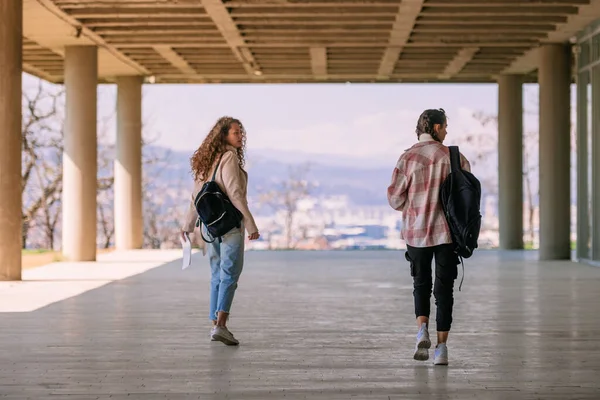 Dos Chicas Encantadoras Caminando Patio Escuela Teniendo Una Conversación Vista — Foto de Stock